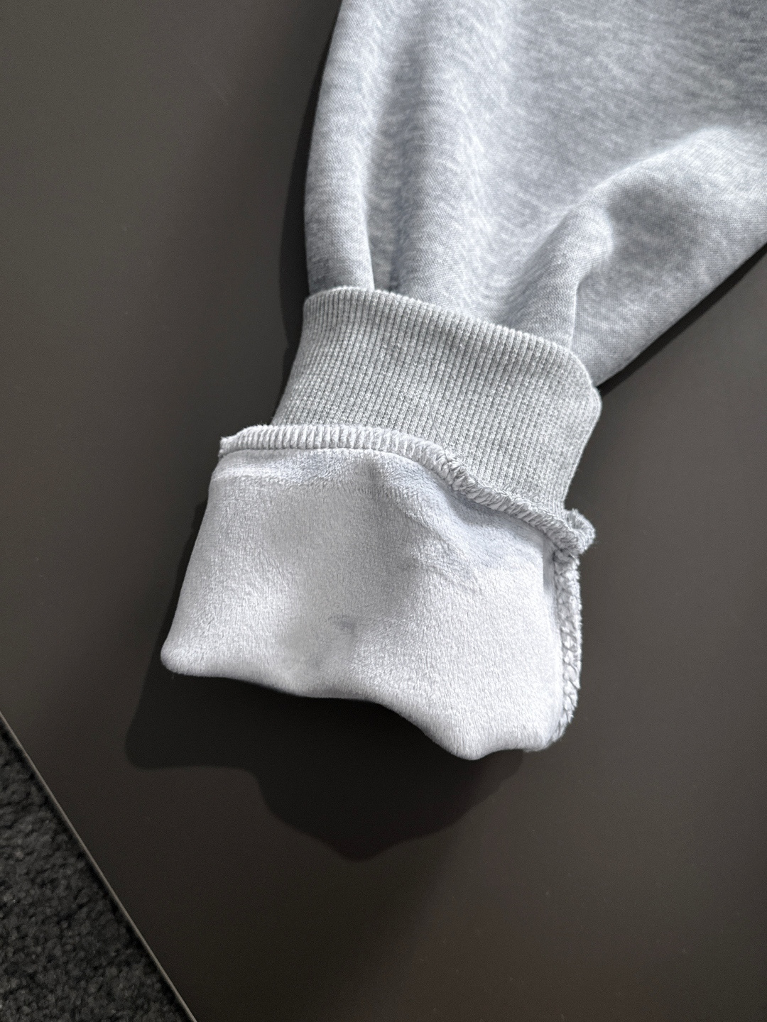 1V 2025SS新款男士加绒连帽卫衣 选用定制加绒卫衣面料 纹理细腻 舒适贴肤 插兜低口袋设计，饰以品