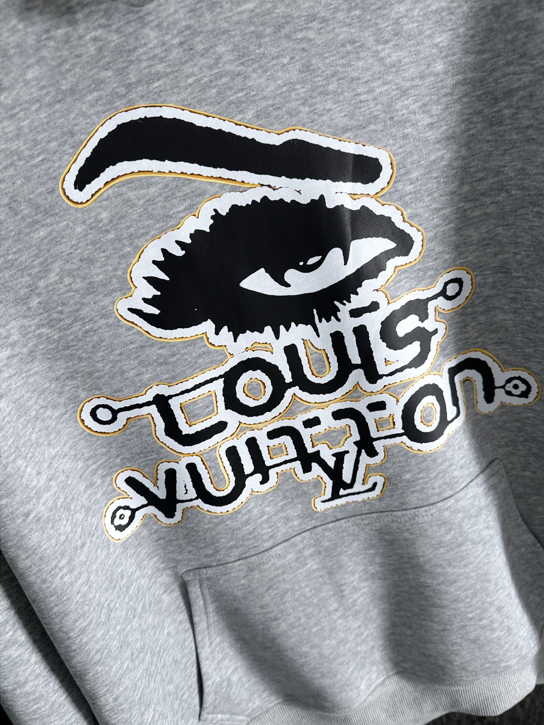 1V 2025SS新款男士加绒连帽卫衣 选用定制加绒卫衣面料 纹理细腻 舒适贴肤 插兜低口袋设计，饰以品