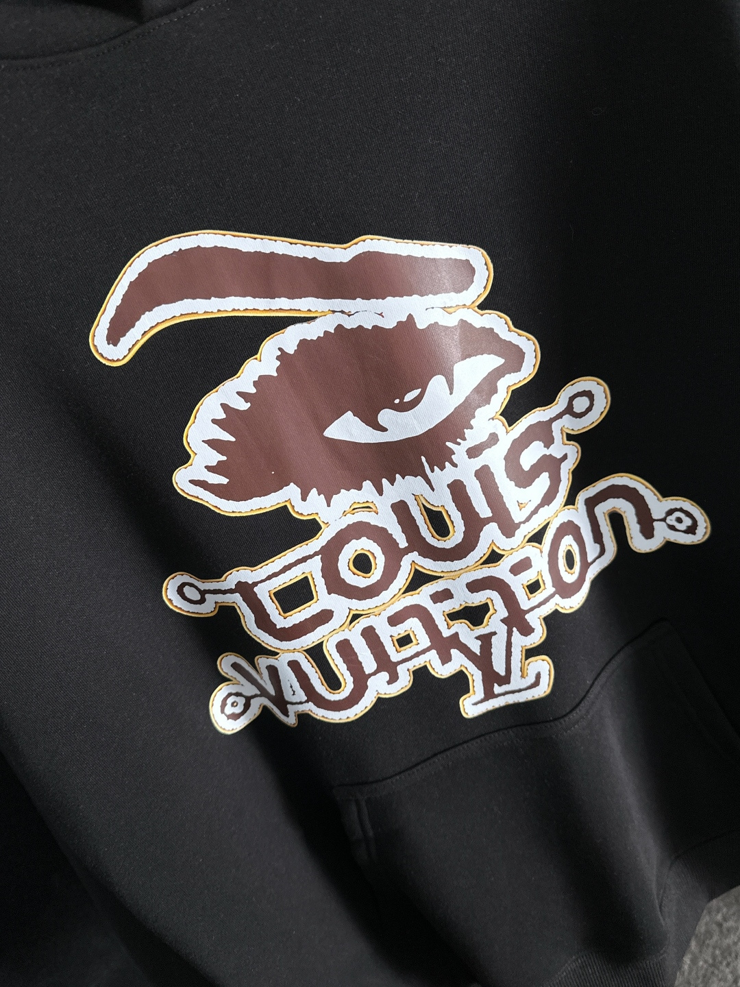 1V 2025SS新款男士加绒连帽卫衣 选用定制加绒卫衣面料 纹理细腻 舒适贴肤 插兜低口袋设计，饰以品