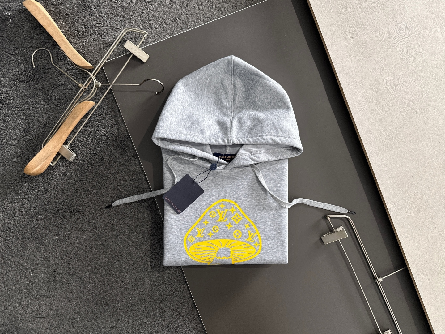 1V 2025SS新款男士加绒连帽卫衣 选用定制加绒卫衣面料 纹理细腻 舒适贴肤 插兜低口袋设计，饰以品