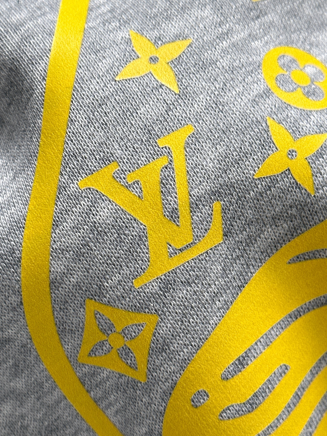 1V 2025SS新款男士加绒连帽卫衣 选用定制加绒卫衣面料 纹理细腻 舒适贴肤 插兜低口袋设计，饰以品