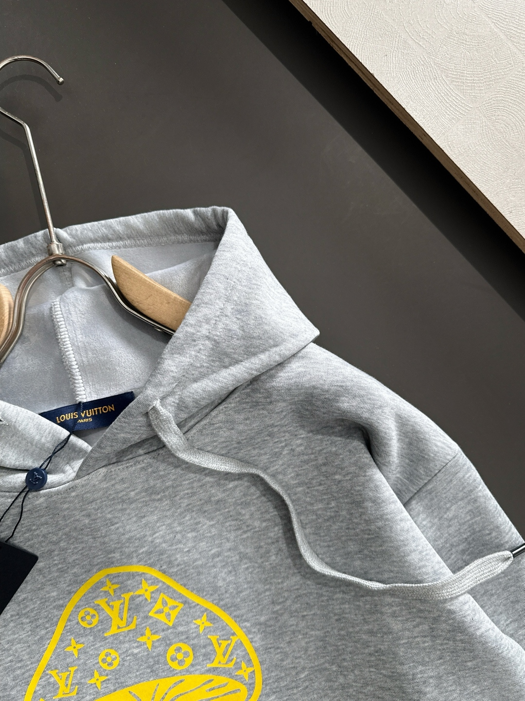 1V 2025SS新款男士加绒连帽卫衣 选用定制加绒卫衣面料 纹理细腻 舒适贴肤 插兜低口袋设计，饰以品