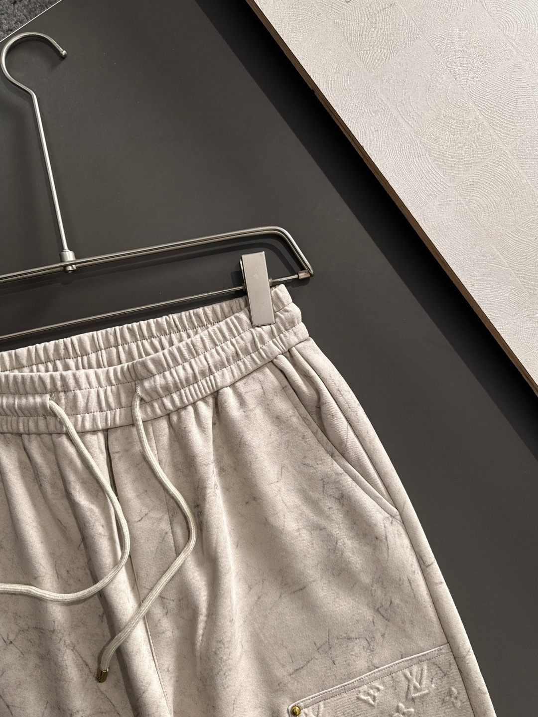 1V 2025秋冬新品休闲裤，经典款百看不厌，裤身工艺设计，进口客供辅料、面料定制，每个细节做到极致，原