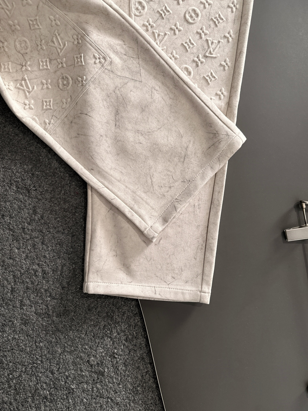 1V 2025秋冬新品休闲裤，经典款百看不厌，裤身工艺设计，进口客供辅料、面料定制，每个细节做到极致，原