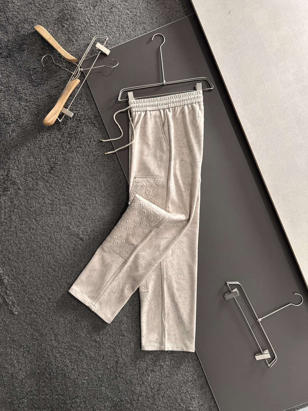 1V 2025秋冬新品休闲裤，经典款百看不厌，裤身工艺设计，进口客供辅料、面料定制，每个细节做到极致，原