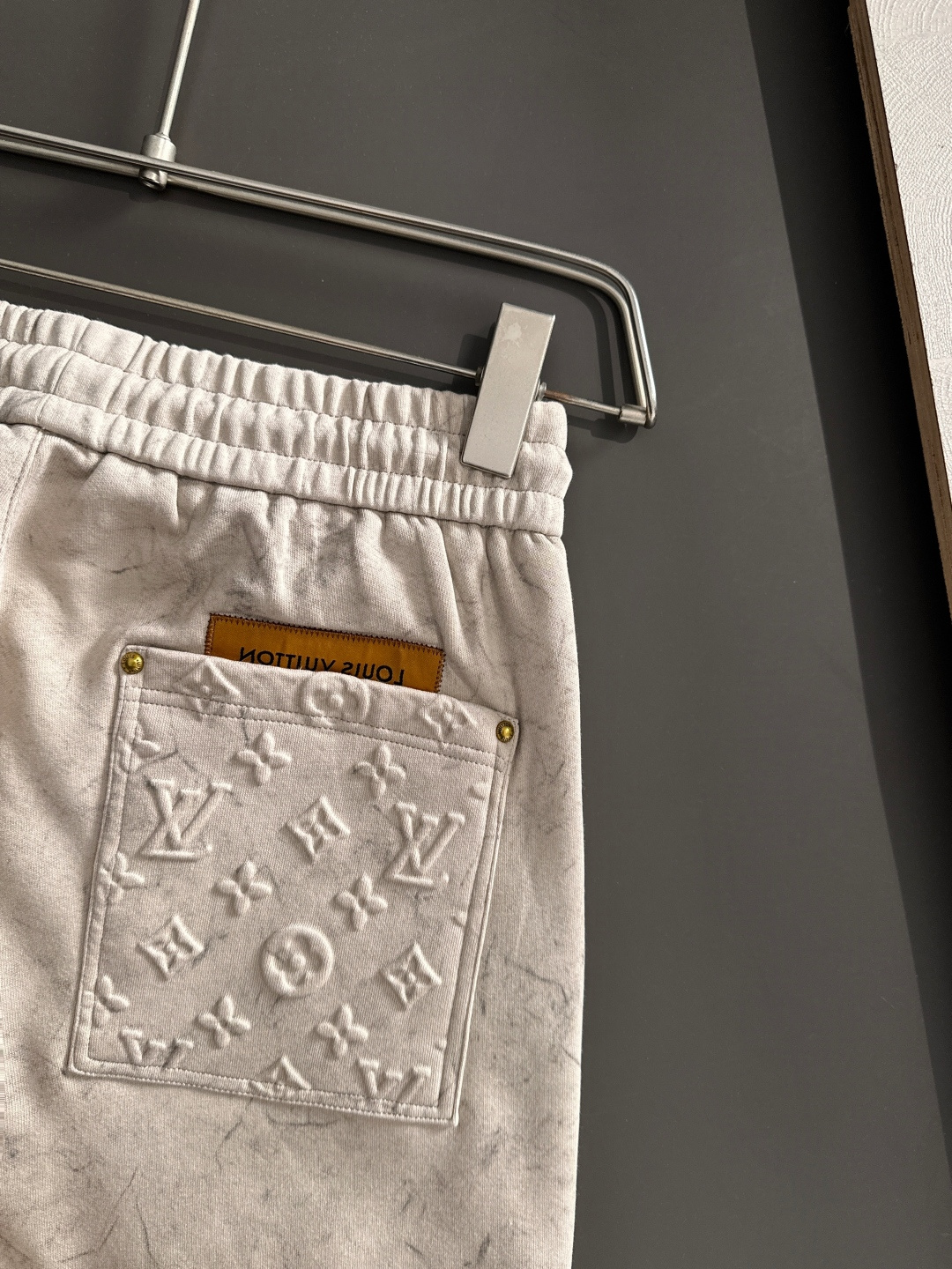 1V 2025秋冬新品休闲裤，经典款百看不厌，裤身工艺设计，进口客供辅料、面料定制，每个细节做到极致，原