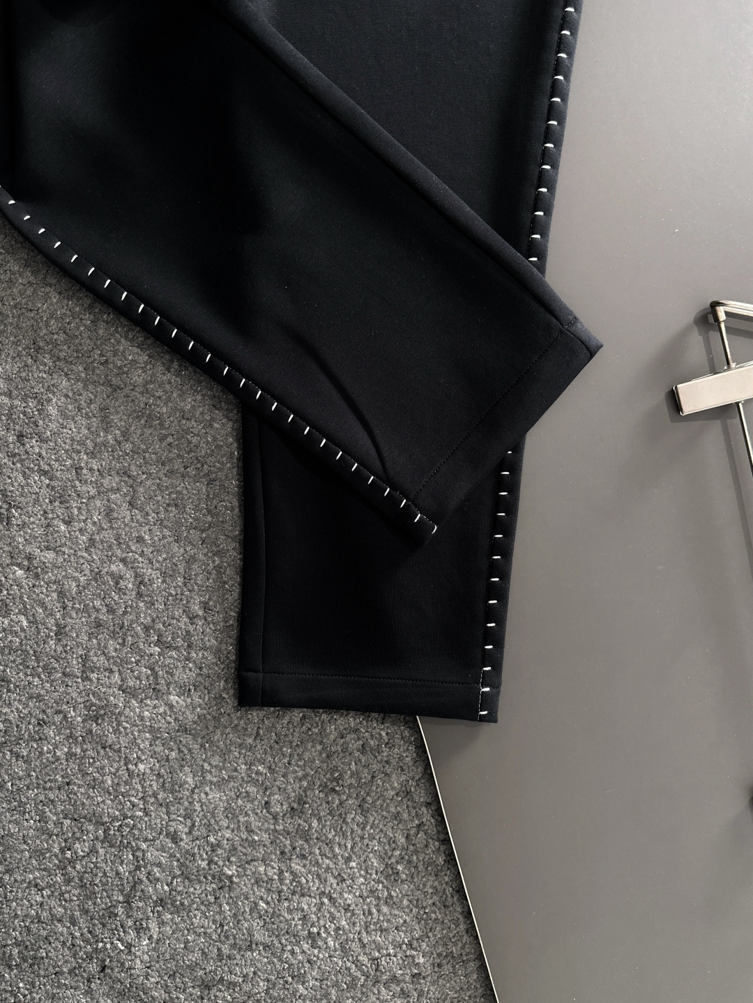 LOW 2025秋冬新品休闲裤，经典款百看不厌，裤身工艺设计，进口客供辅料、面料定制，每个细节做到极致，