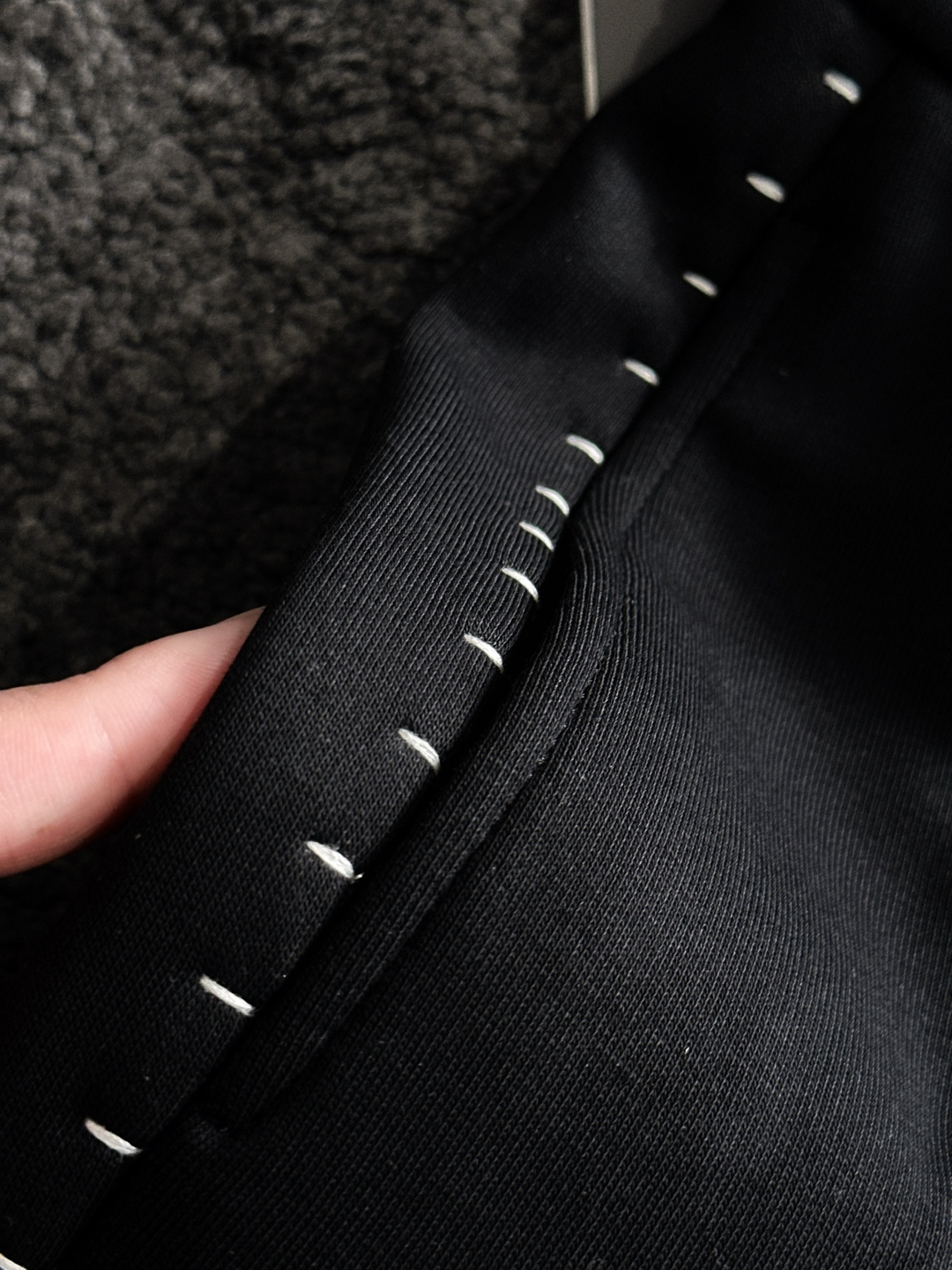 LOW 2025秋冬新品休闲裤，经典款百看不厌，裤身工艺设计，进口客供辅料、面料定制，每个细节做到极致，