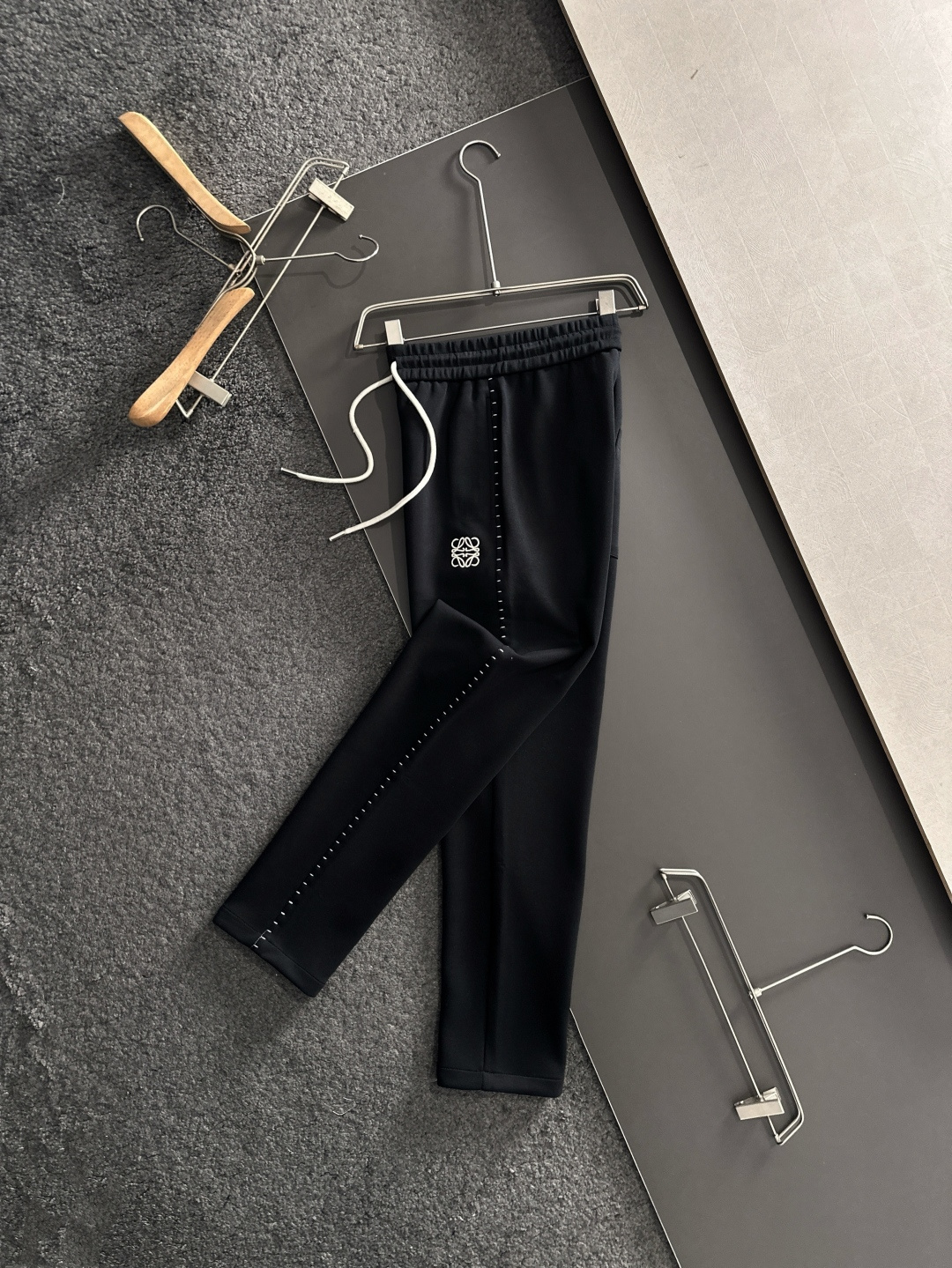 LOW 2025秋冬新品休闲裤，经典款百看不厌，裤身工艺设计，进口客供辅料、面料定制，每个细节做到极致，