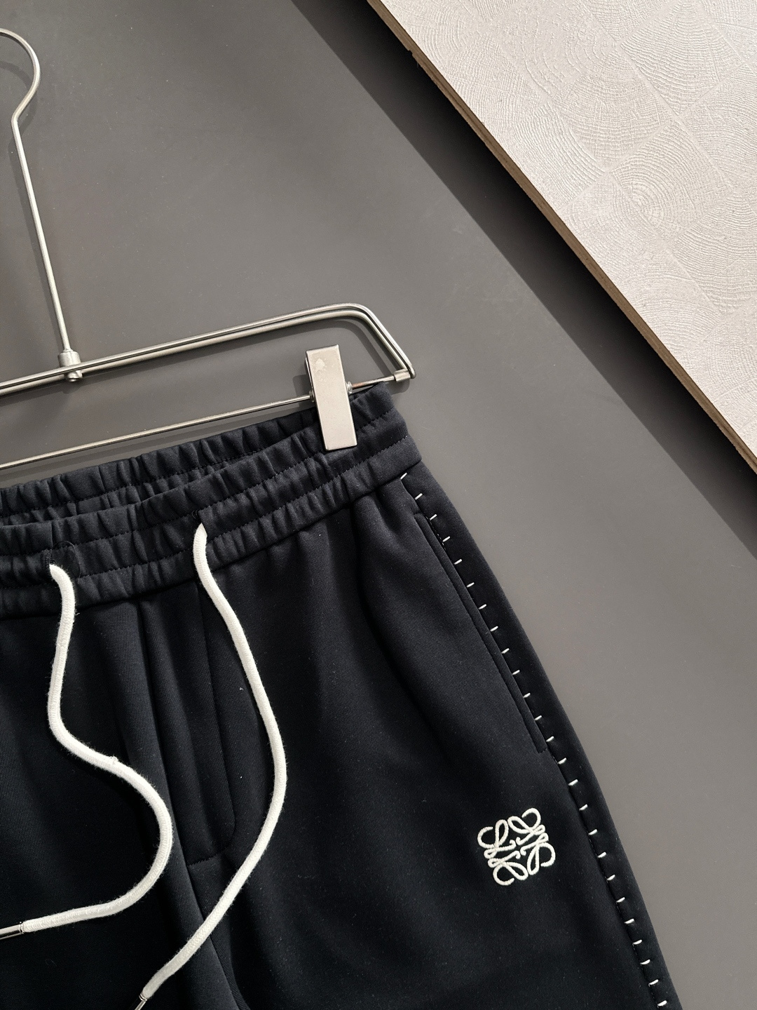 LOW 2025秋冬新品休闲裤，经典款百看不厌，裤身工艺设计，进口客供辅料、面料定制，每个细节做到极致，