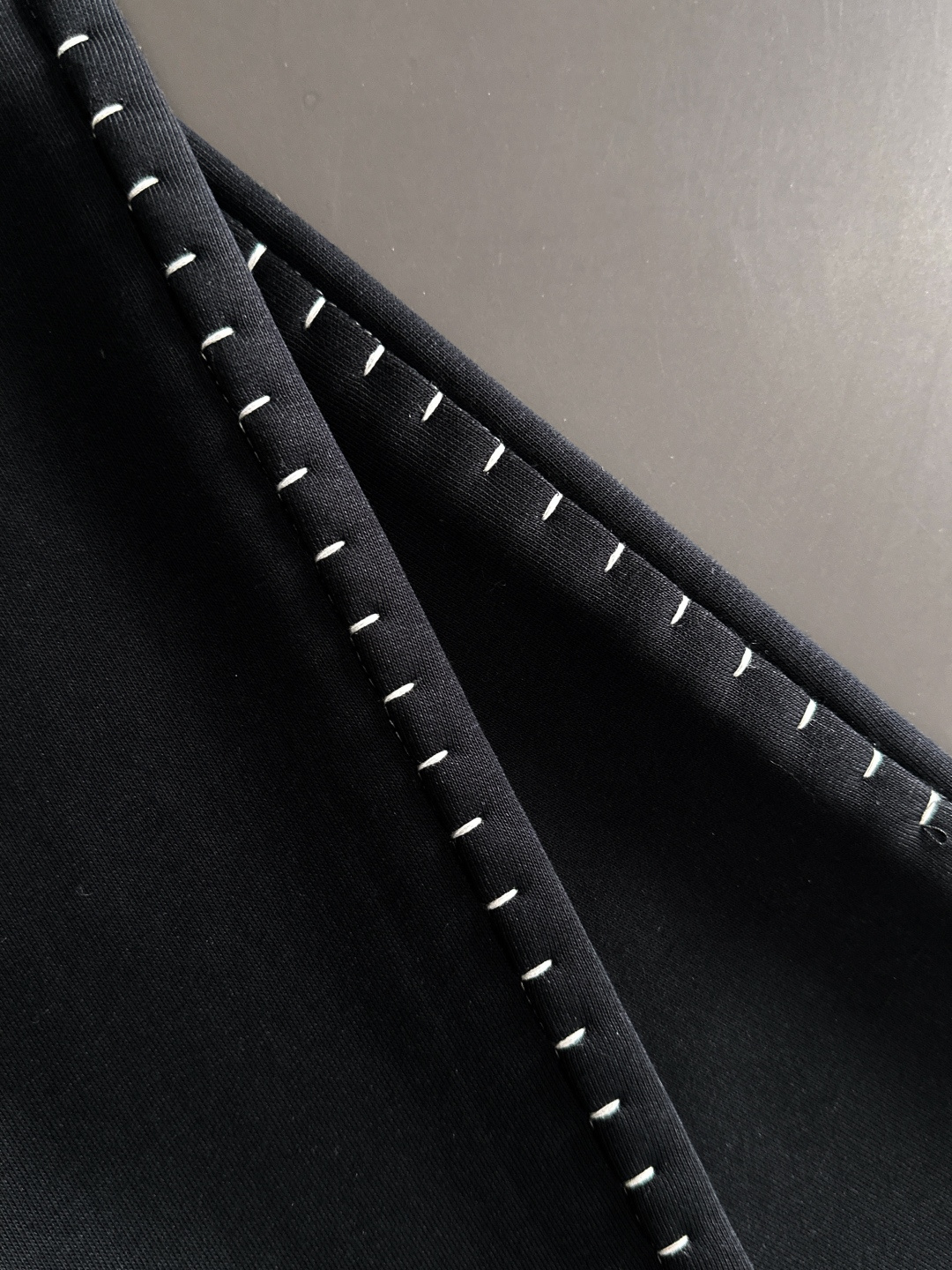 LOW 2025秋冬新品休闲裤，经典款百看不厌，裤身工艺设计，进口客供辅料、面料定制，每个细节做到极致，