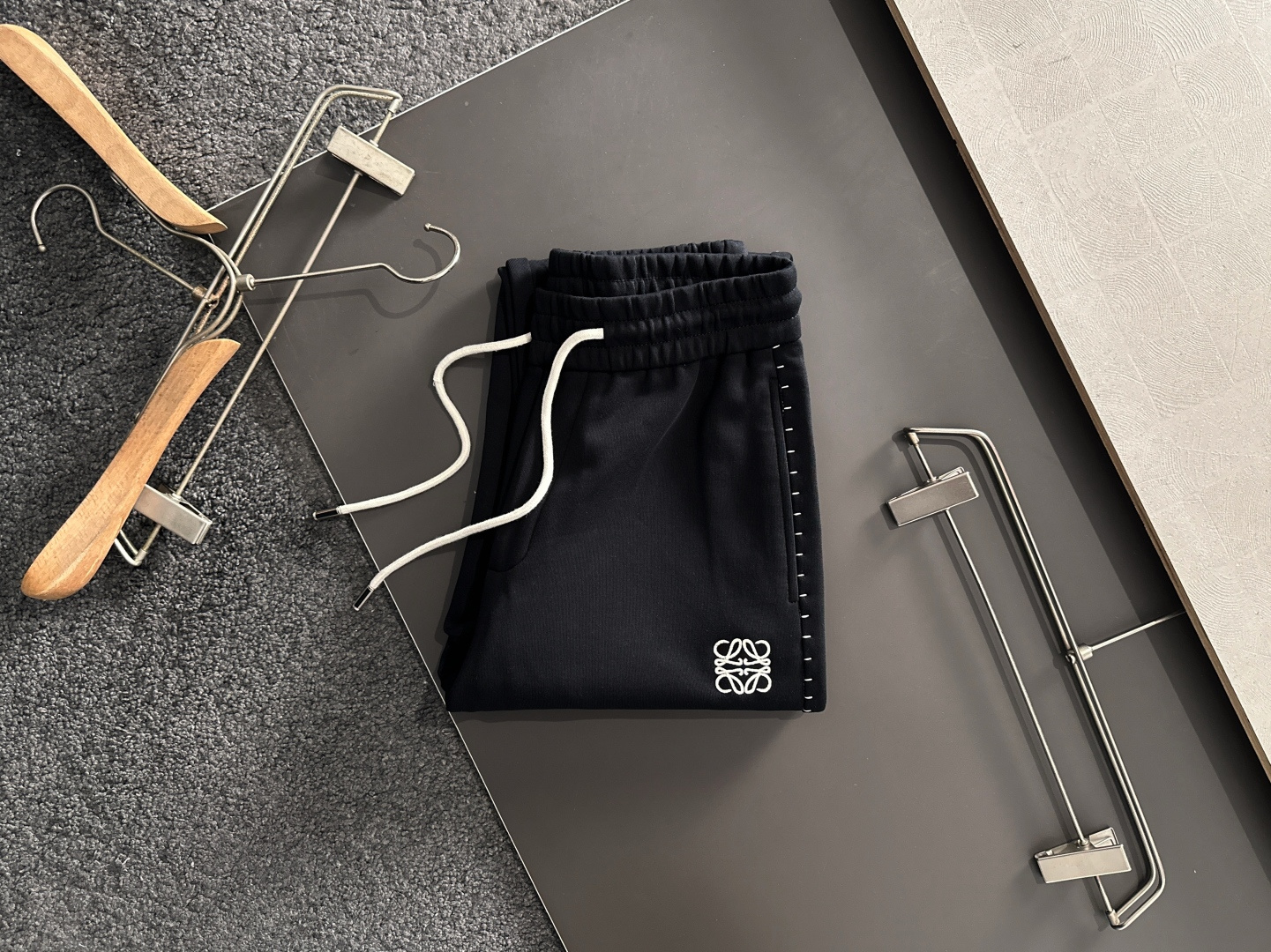 LOW 2025秋冬新品休闲裤，经典款百看不厌，裤身工艺设计，进口客供辅料、面料定制，每个细节做到极致，