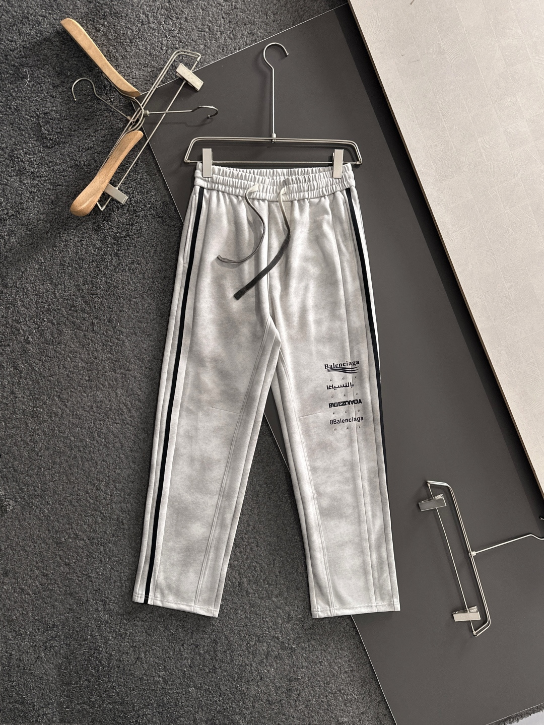 BAL 2025秋冬新品休闲裤，经典款百看不厌，裤身工艺设计，进口客供辅料、面料定制，每个细节做到极致，