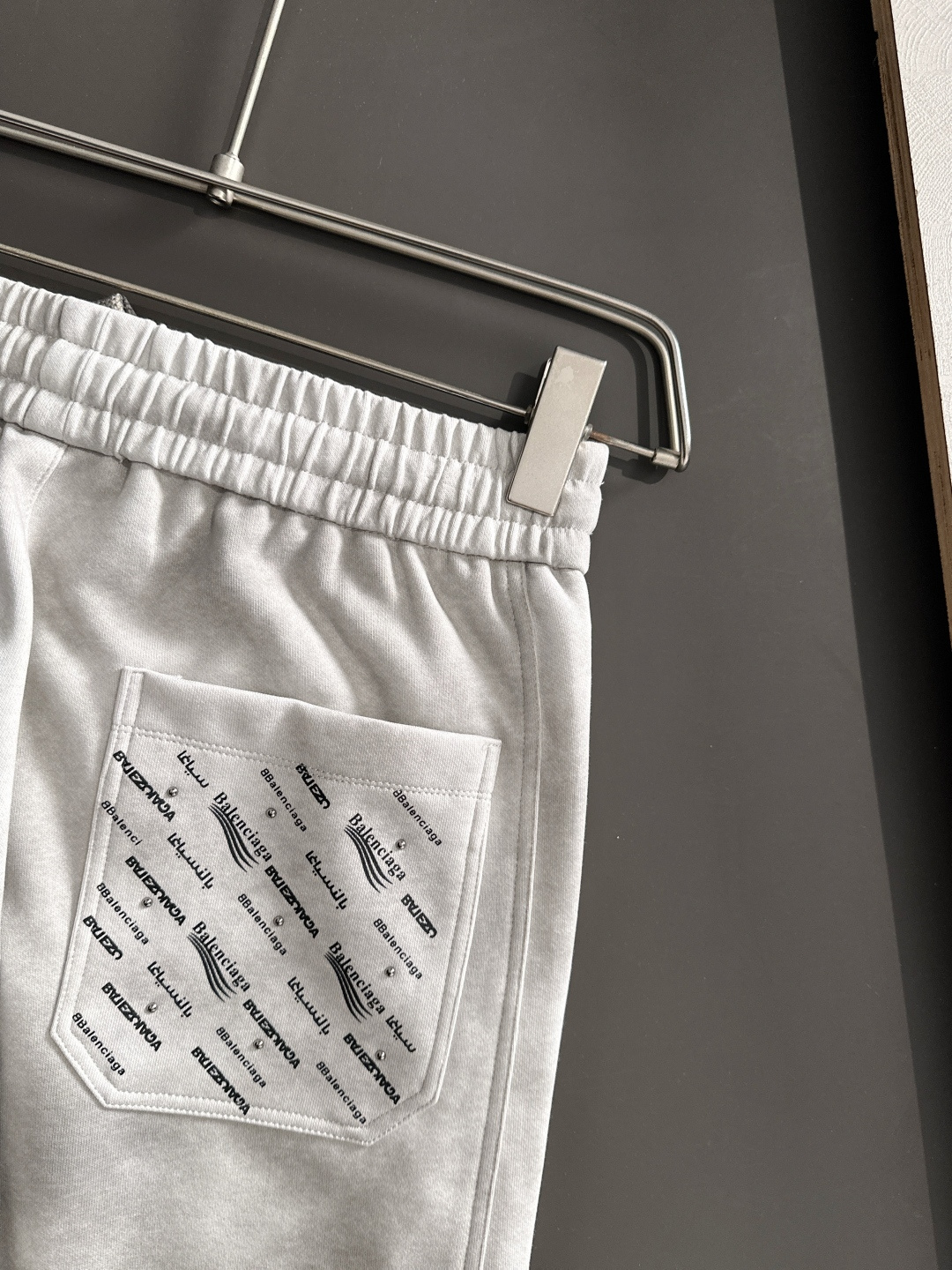 BAL 2025秋冬新品休闲裤，经典款百看不厌，裤身工艺设计，进口客供辅料、面料定制，每个细节做到极致，