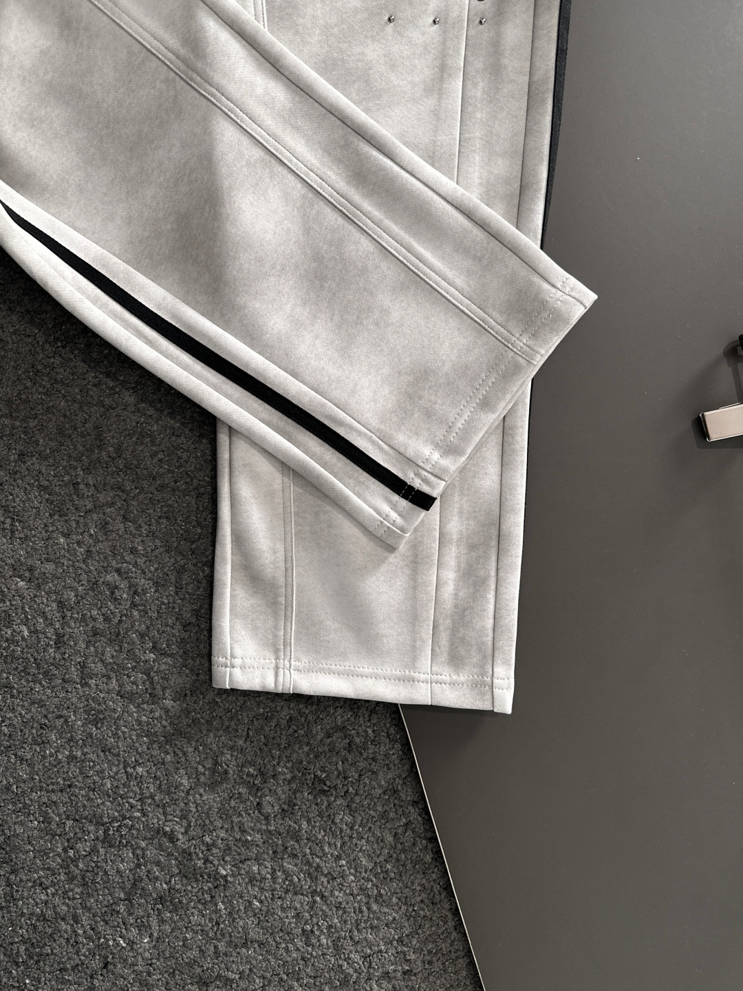 BAL 2025秋冬新品休闲裤，经典款百看不厌，裤身工艺设计，进口客供辅料、面料定制，每个细节做到极致，