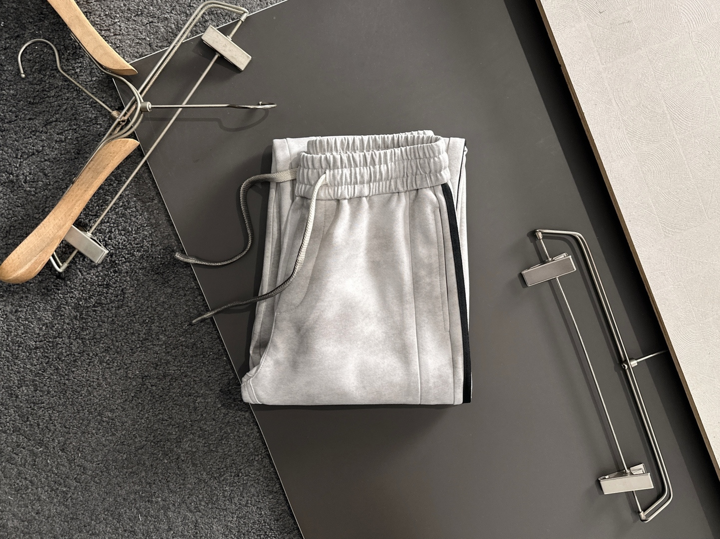 BAL 2025秋冬新品休闲裤，经典款百看不厌，裤身工艺设计，进口客供辅料、面料定制，每个细节做到极致，