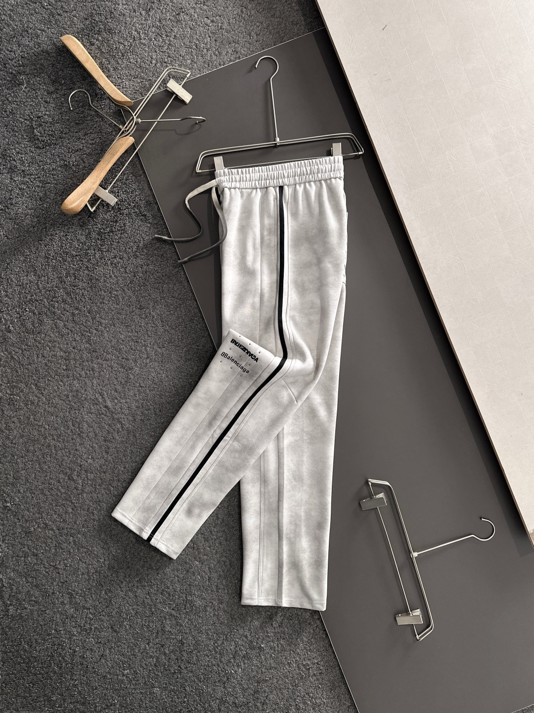 BAL 2025秋冬新品休闲裤，经典款百看不厌，裤身工艺设计，进口客供辅料、面料定制，每个细节做到极致，