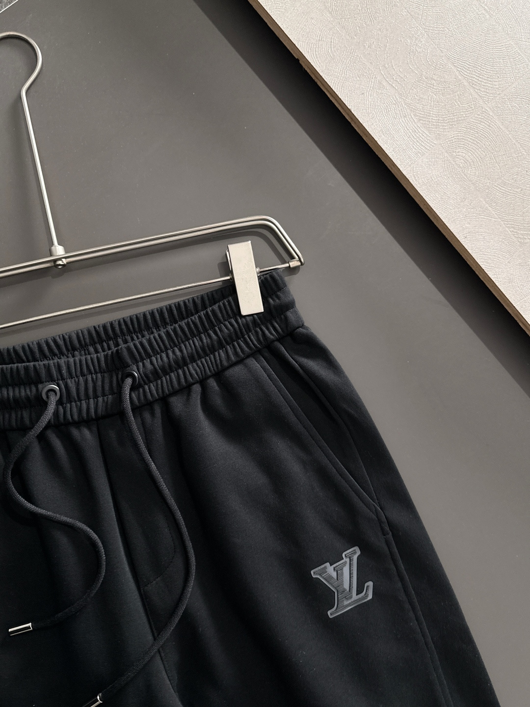 1V 2025秋冬新品休闲裤，经典款百看不厌，裤身工艺设计，进口客供辅料、面料定制，每个细节做到极致，原