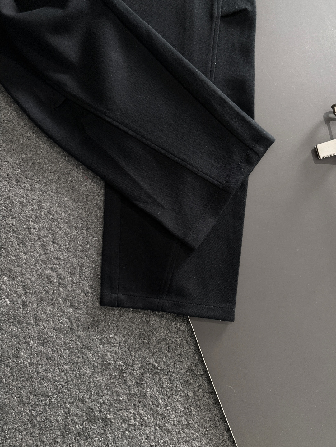 1V 2025秋冬新品休闲裤，经典款百看不厌，裤身工艺设计，进口客供辅料、面料定制，每个细节做到极致，原