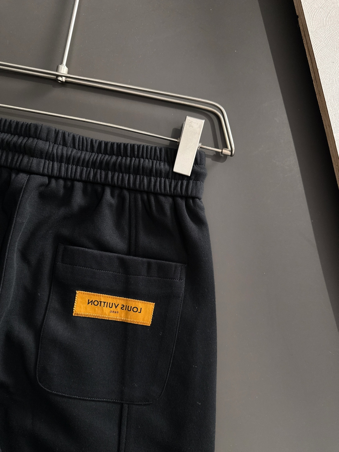 1V 2025秋冬新品休闲裤，经典款百看不厌，裤身工艺设计，进口客供辅料、面料定制，每个细节做到极致，原