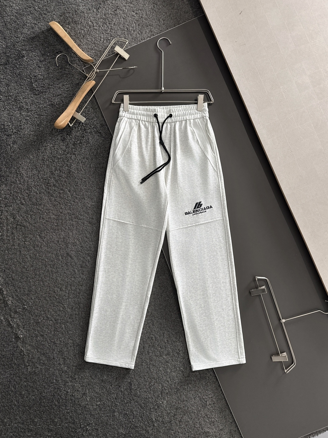 BAL 2025秋冬新品休闲裤，经典款百看不厌，裤身工艺设计，进口客供辅料、面料定制，每个细节做到极致，