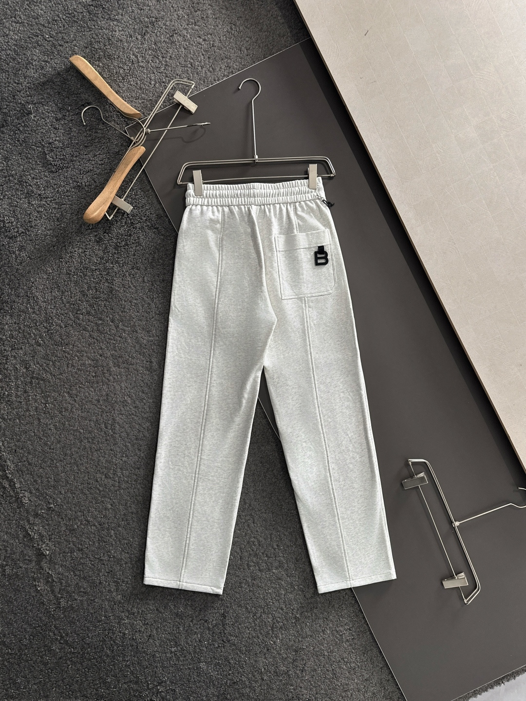 BAL 2025秋冬新品休闲裤，经典款百看不厌，裤身工艺设计，进口客供辅料、面料定制，每个细节做到极致，