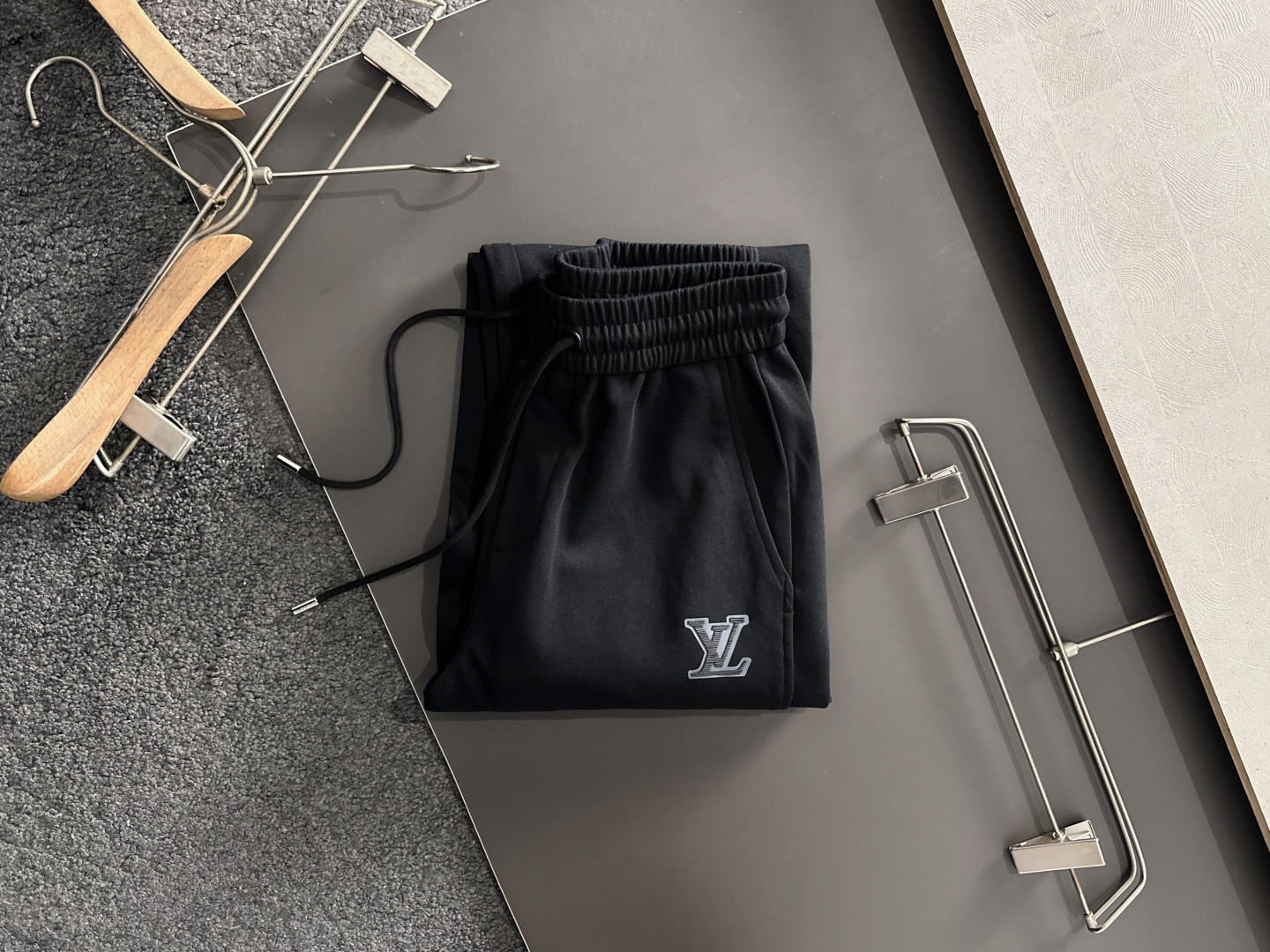 1V 2025秋冬新品休闲裤，经典款百看不厌，裤身工艺设计，进口客供辅料、面料定制，每个细节做到极致，原