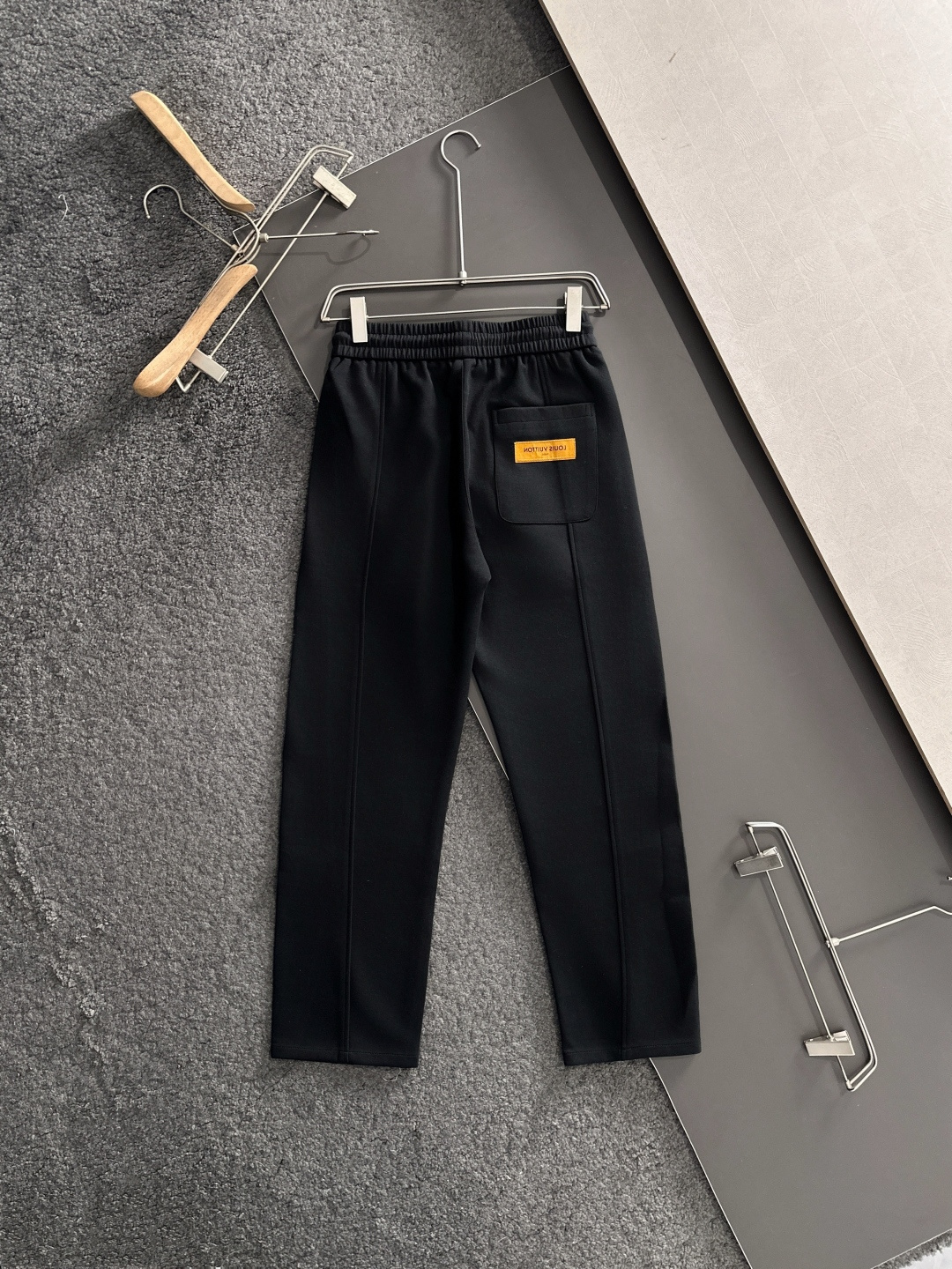 1V 2025秋冬新品休闲裤，经典款百看不厌，裤身工艺设计，进口客供辅料、面料定制，每个细节做到极致，原