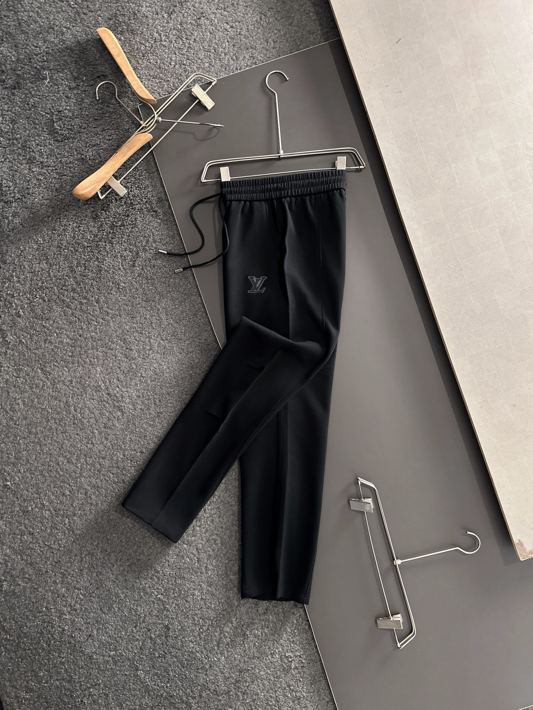 1V 2025秋冬新品休闲裤，经典款百看不厌，裤身工艺设计，进口客供辅料、面料定制，每个细节做到极致，原