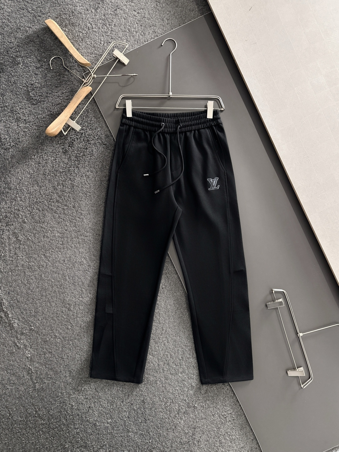 1V 2025秋冬新品休闲裤，经典款百看不厌，裤身工艺设计，进口客供辅料、面料定制，每个细节做到极致，原