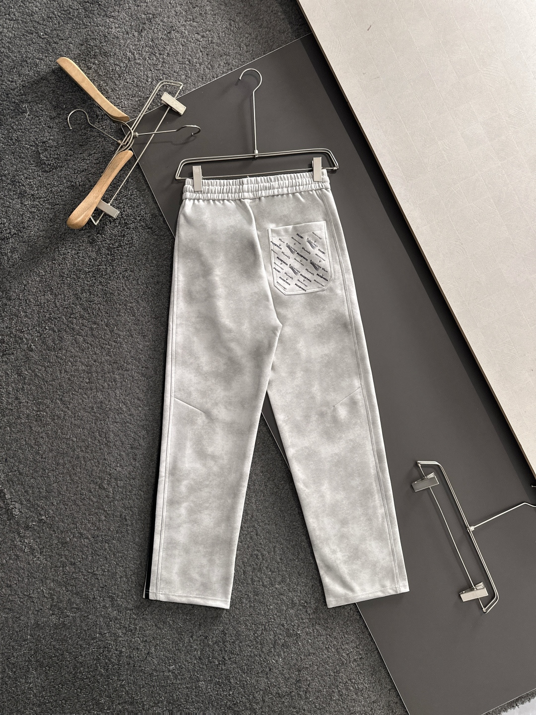 BAL 2025秋冬新品休闲裤，经典款百看不厌，裤身工艺设计，进口客供辅料、面料定制，每个细节做到极致，