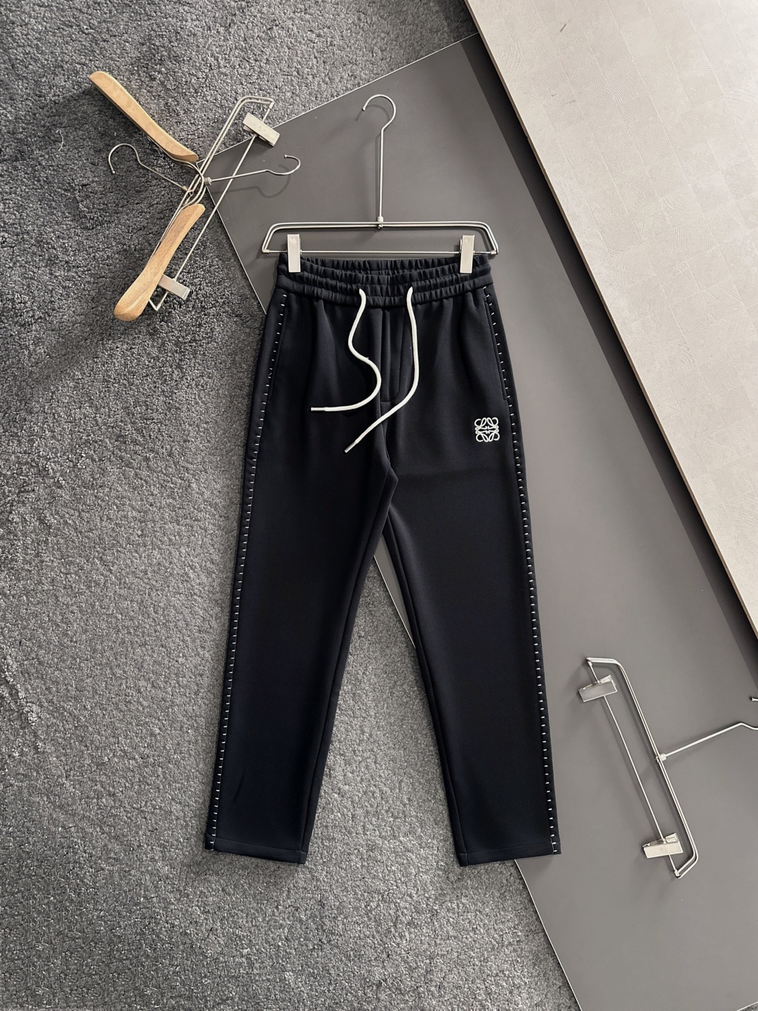 LOW 2025秋冬新品休闲裤，经典款百看不厌，裤身工艺设计，进口客供辅料、面料定制，每个细节做到极致，