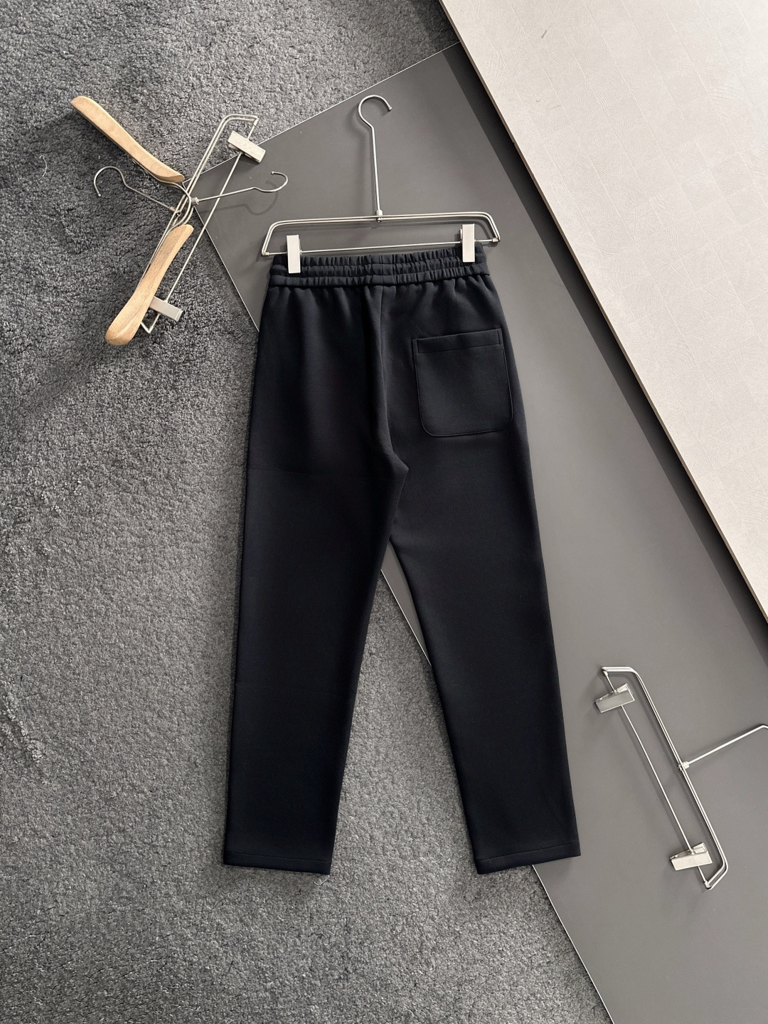 LOW 2025秋冬新品休闲裤，经典款百看不厌，裤身工艺设计，进口客供辅料、面料定制，每个细节做到极致，