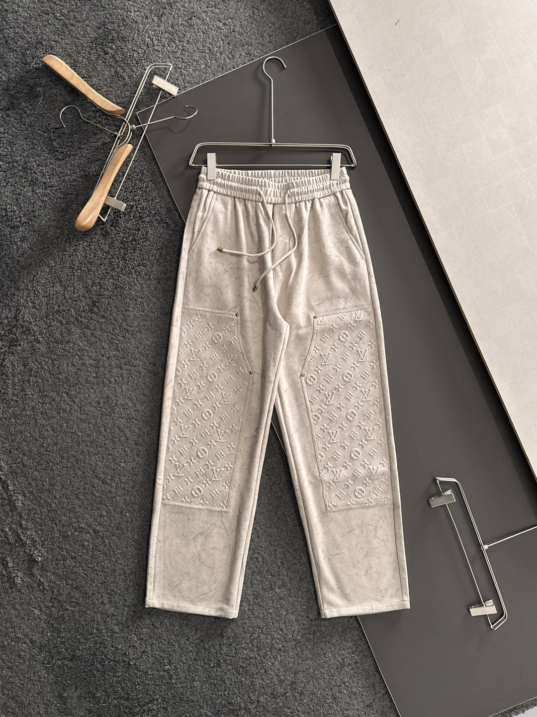 1V 2025秋冬新品休闲裤，经典款百看不厌，裤身工艺设计，进口客供辅料、面料定制，每个细节做到极致，原