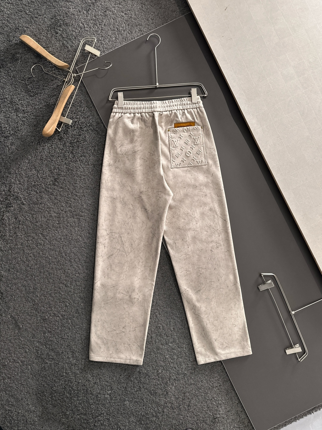 1V 2025秋冬新品休闲裤，经典款百看不厌，裤身工艺设计，进口客供辅料、面料定制，每个细节做到极致，原