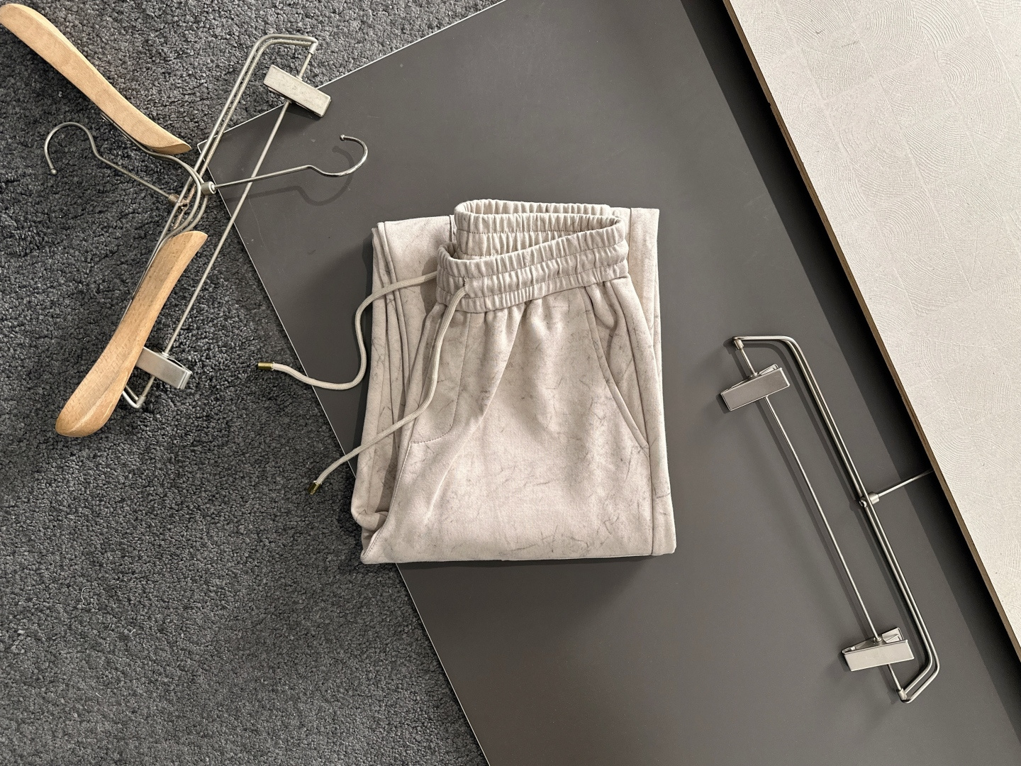 1V 2025秋冬新品休闲裤，经典款百看不厌，裤身工艺设计，进口客供辅料、面料定制，每个细节做到极致，原