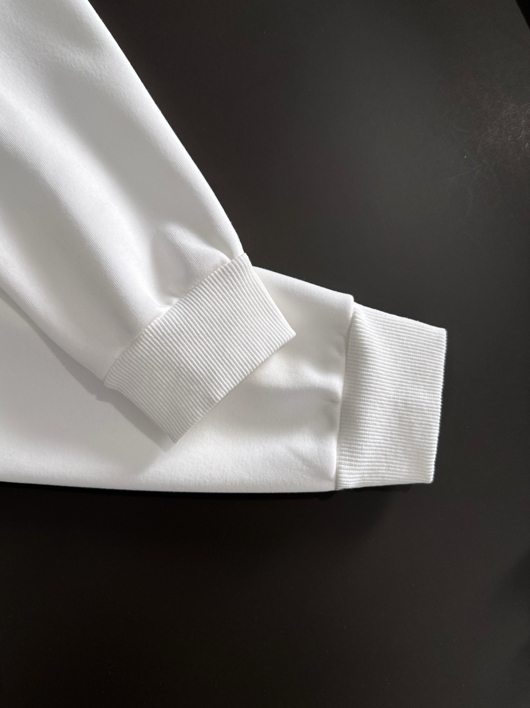 1V 2025SS新款男士加绒连帽卫衣 选用定制加绒卫衣面料 纹理细腻 舒适贴肤 插兜低口袋设计，饰以品