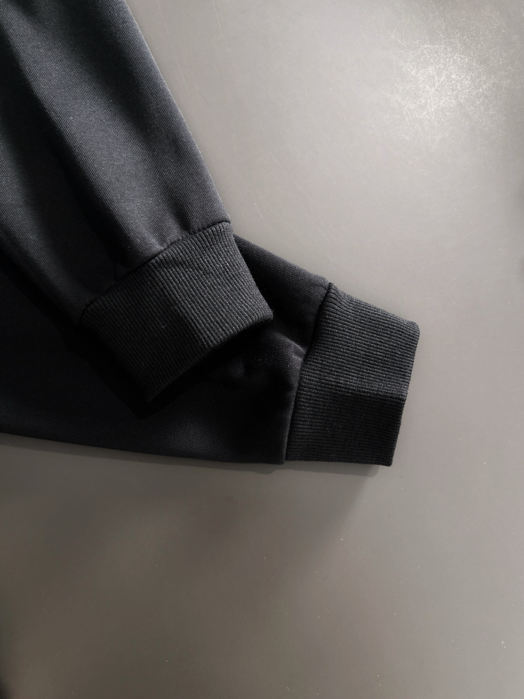 1V 2025SS新款男士加绒连帽卫衣 选用定制加绒卫衣面料 纹理细腻 舒适贴肤 插兜低口袋设计，饰以品