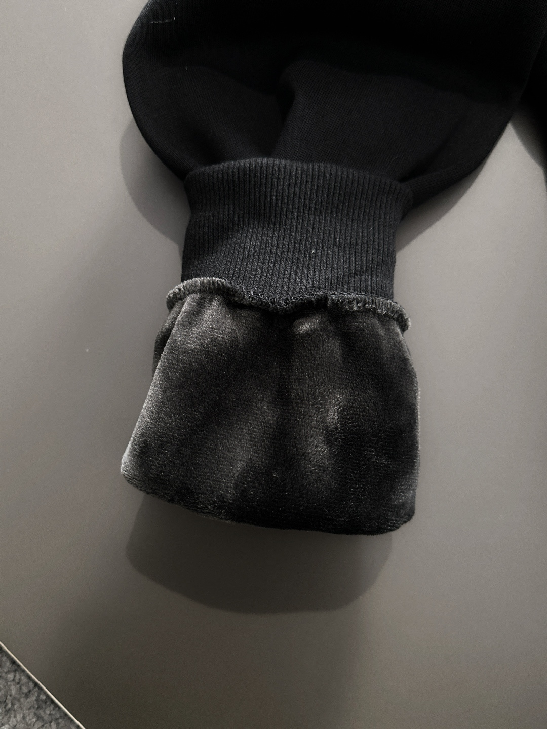 1V 2025SS新款男士加绒连帽卫衣 选用定制加绒卫衣面料 纹理细腻 舒适贴肤 插兜低口袋设计，饰以品