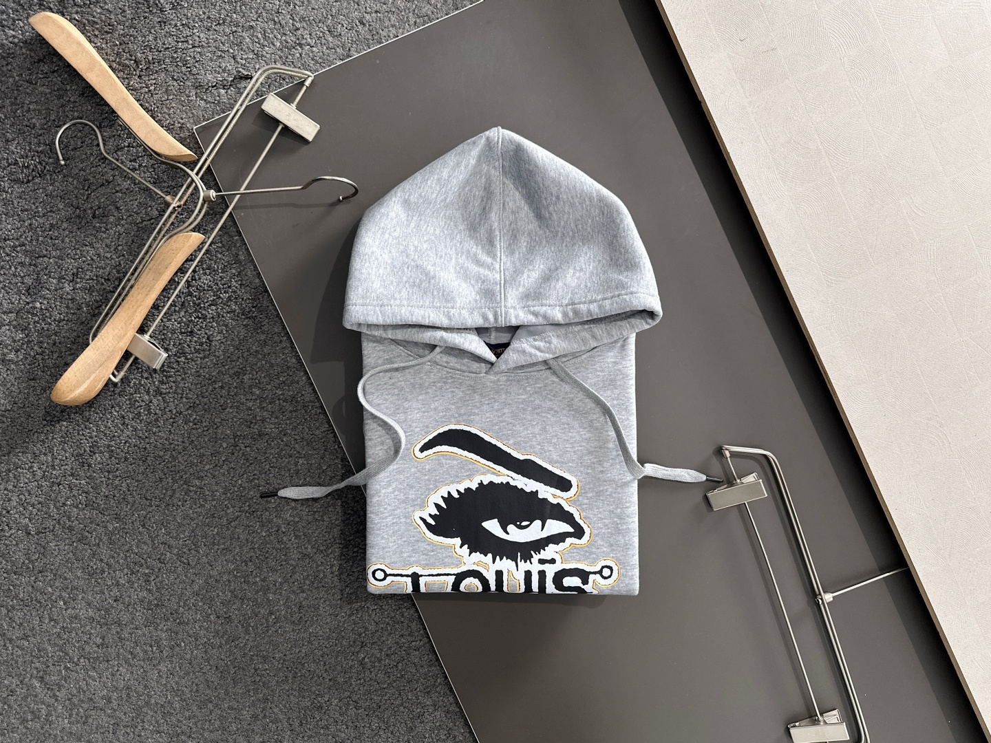 1V 2025SS新款男士加绒连帽卫衣 选用定制加绒卫衣面料 纹理细腻 舒适贴肤 插兜低口袋设计，饰以品