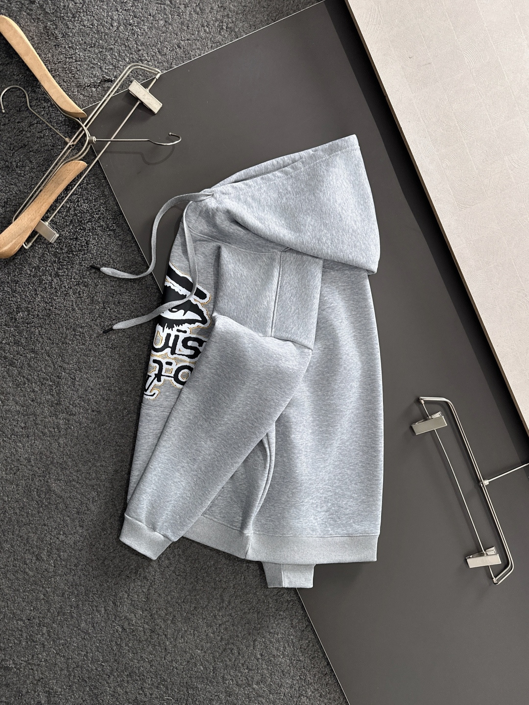 1V 2025SS新款男士加绒连帽卫衣 选用定制加绒卫衣面料 纹理细腻 舒适贴肤 插兜低口袋设计，饰以品