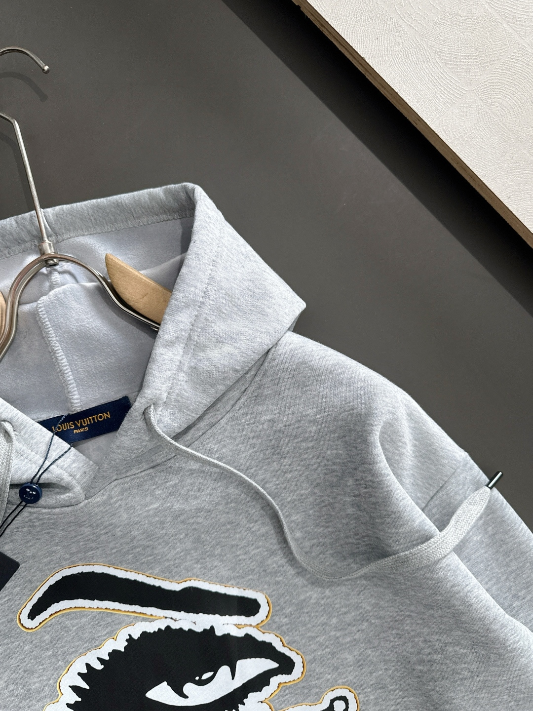 1V 2025SS新款男士加绒连帽卫衣 选用定制加绒卫衣面料 纹理细腻 舒适贴肤 插兜低口袋设计，饰以品