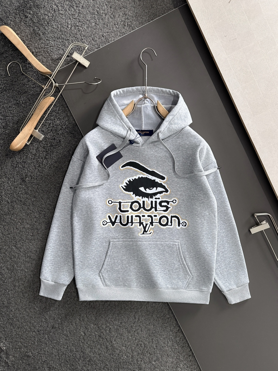 1V 2025SS新款男士加绒连帽卫衣 选用定制加绒卫衣面料 纹理细腻 舒适贴肤 插兜低口袋设计，饰以品