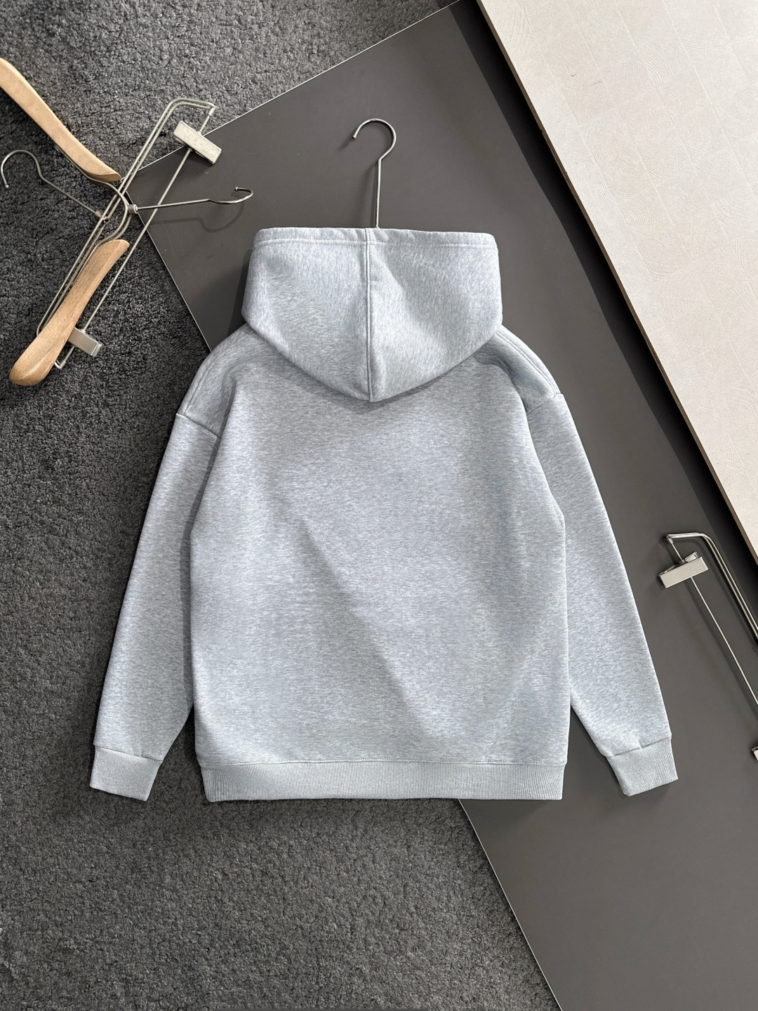 1V 2025SS新款男士加绒连帽卫衣 选用定制加绒卫衣面料 纹理细腻 舒适贴肤 插兜低口袋设计，饰以品