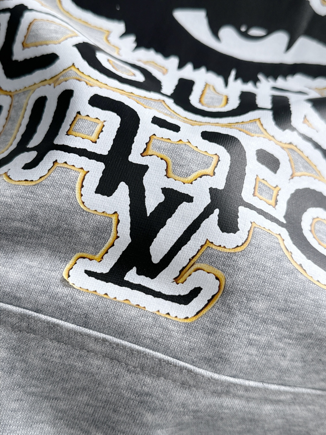 1V 2025SS新款男士加绒连帽卫衣 选用定制加绒卫衣面料 纹理细腻 舒适贴肤 插兜低口袋设计，饰以品