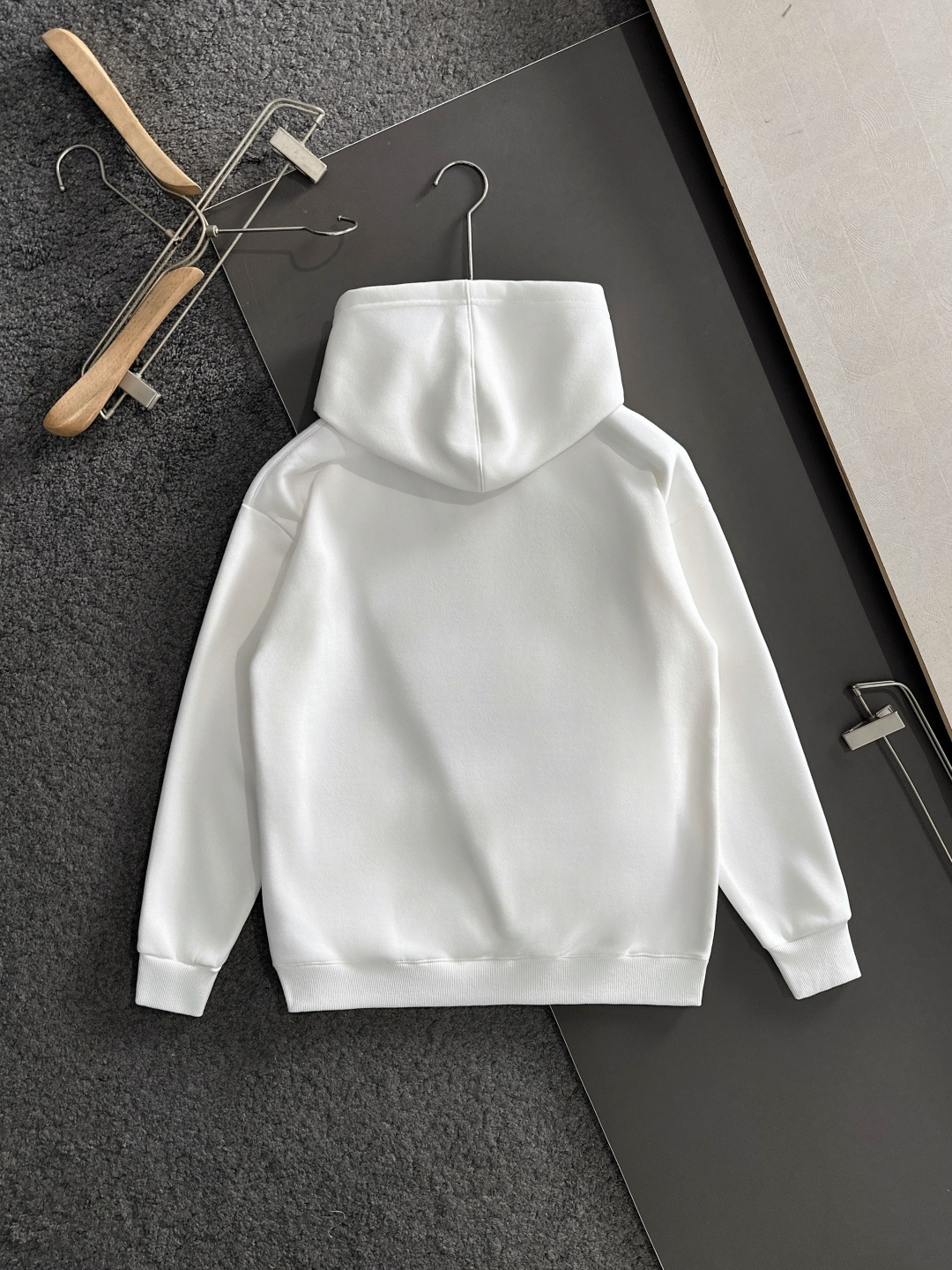 1V 2025SS新款男士加绒连帽卫衣 选用定制加绒卫衣面料 纹理细腻 舒适贴肤 插兜低口袋设计，饰以品