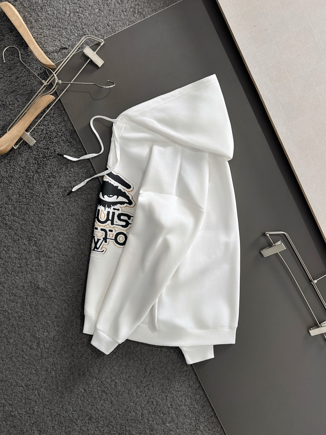 1V 2025SS新款男士加绒连帽卫衣 选用定制加绒卫衣面料 纹理细腻 舒适贴肤 插兜低口袋设计，饰以品