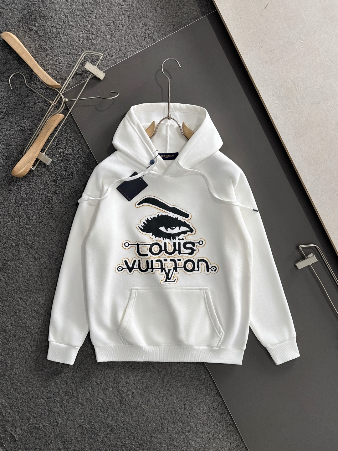 1V 2025SS新款男士加绒连帽卫衣 选用定制加绒卫衣面料 纹理细腻 舒适贴肤 插兜低口袋设计，饰以品