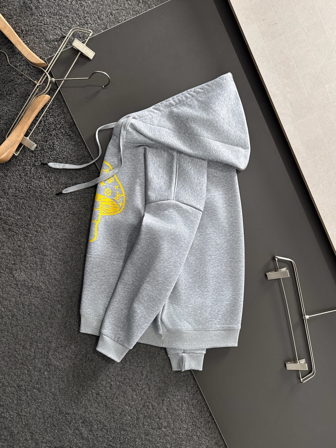 1V 2025SS新款男士加绒连帽卫衣 选用定制加绒卫衣面料 纹理细腻 舒适贴肤 插兜低口袋设计，饰以品