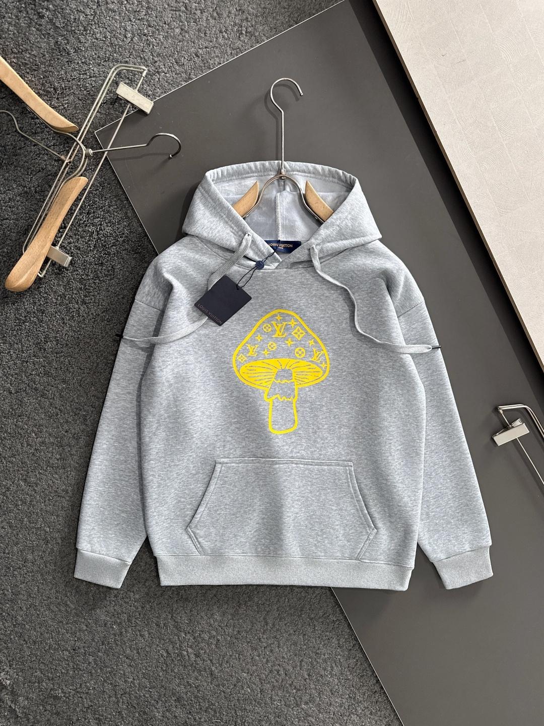 1V 2025SS新款男士加绒连帽卫衣 选用定制加绒卫衣面料 纹理细腻 舒适贴肤 插兜低口袋设计，饰以品